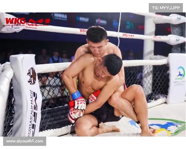 新疆战神达尔米思带病降服胜出,赛后掩面悼念病逝母亲。 新疆战神达尔米思带病降服胜出,赛后掩面悼念病逝母亲。