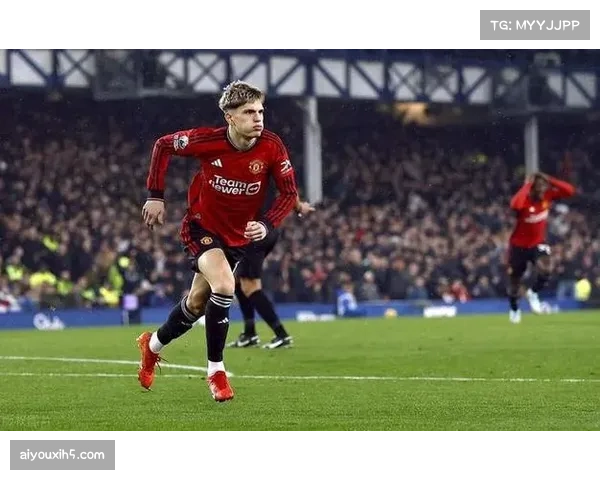 赛前训练图：伤缺数月的曼联边锋安东尼参与球队完整合练